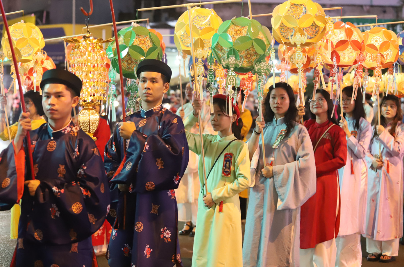 Các bạn trẻ hân hoan tham gia lễ rước mừng Phật đản.