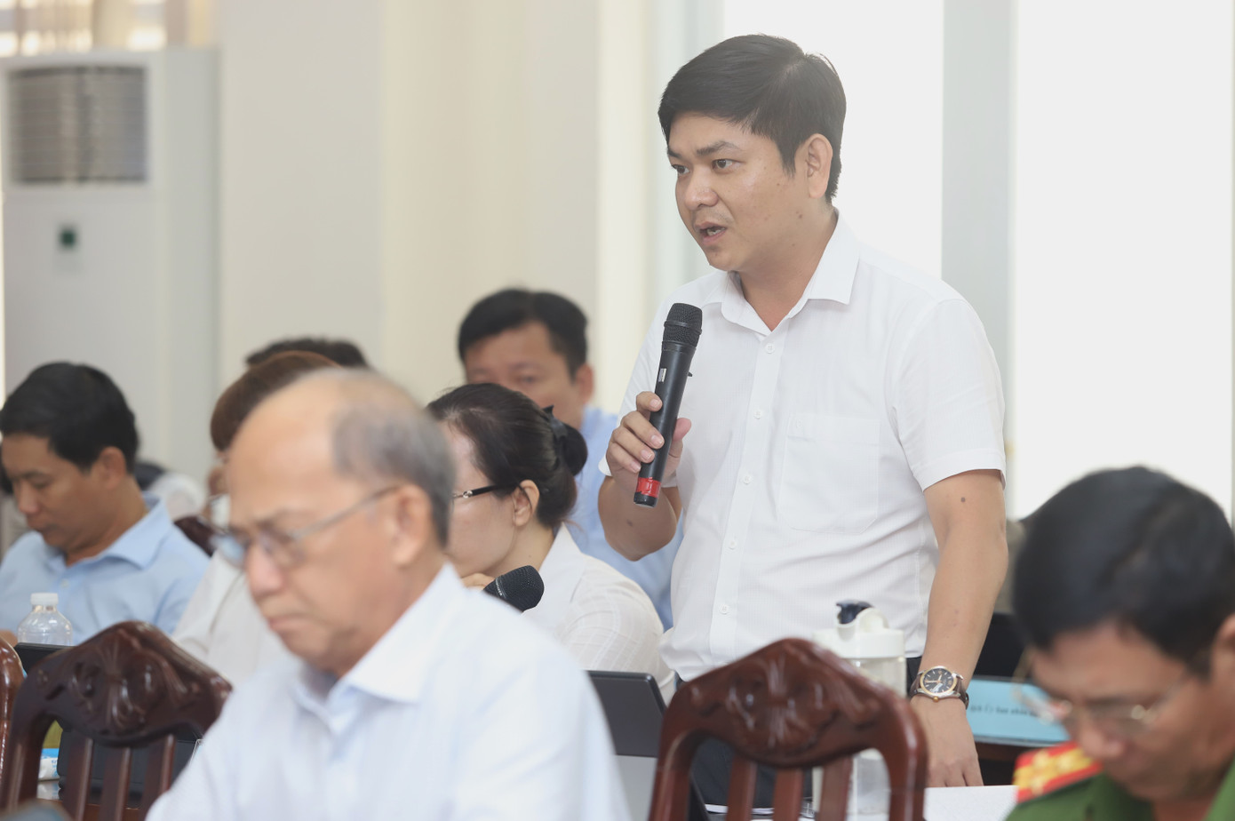 Chủ tịch UBND phường Tân Thuận Đông Nguyễn Minh Thiện nêu ý kiến tại buổi giám sát. Ảnh: Ngô Tùng