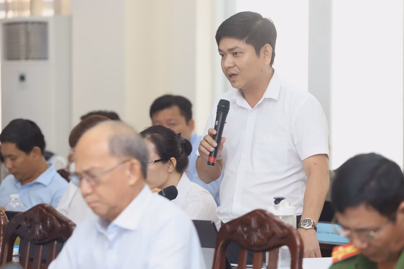 Chủ tịch UBND phường Tân Thuận Đông Nguyễn Minh Thiện nêu ý kiến tại buổi giám sát. Ảnh: Ngô Tùng