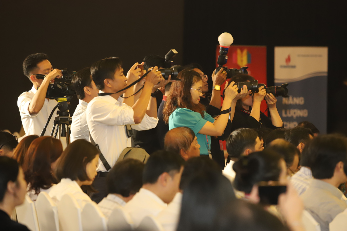 Đông đảo phóng viên của các cơ quan báo chí tác nghiệp tại diễn đàn.
