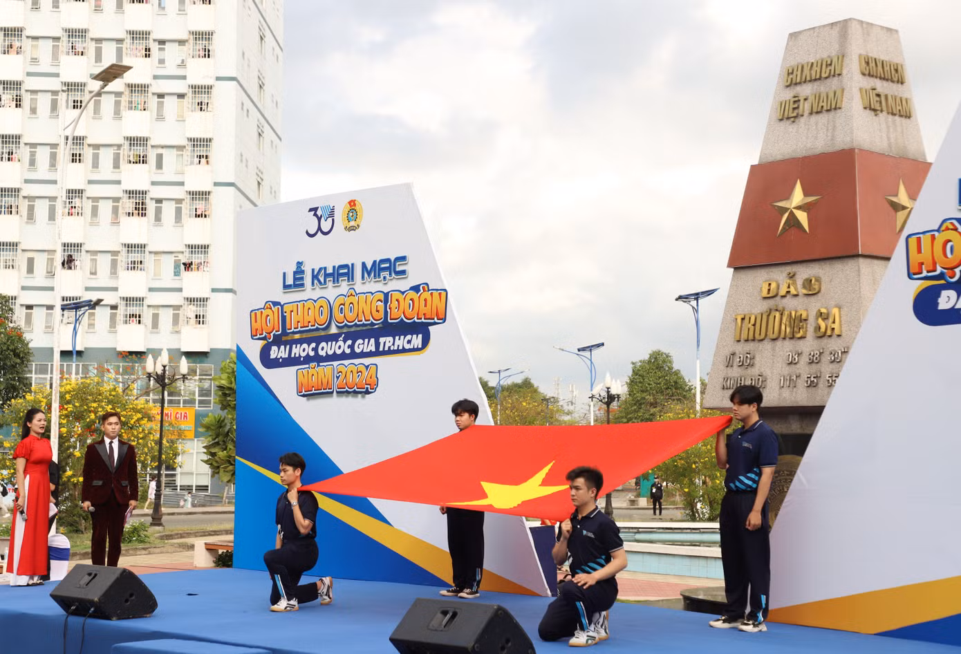 Sáng 20/4, tại Ký túc xá khu B, Đại học Quốc gia (ĐHQG) TPHCM tổ chức khai mạc Hội thao Công đoàn, Sinh viên ĐHQG TPHCM năm 2024. Hội thao diễn ra trong không khí phấn khởi chào mừng kỷ niệm 49 năm ngày Giải phóng miền Nam, thống nhất đất nước; 134 năm ngày sinh Chủ tịch Hồ Chí Minh; 95 năm ngày thành lập Công đoàn Việt Nam và hướng đến chào mừng kỷ niệm 30 thành lập thành lập ĐHQG TPHCM. Sáng 20/4, tại Ký túc xá khu B, Đại học Quốc gia (ĐHQG) TPHCM tổ chức khai mạc Hội thao Công đoàn, Sinh viên ĐHQG TPHCM năm 2024. Hội thao diễn ra trong không khí phấn khởi chào mừng kỷ niệm 49 năm ngày Giải phóng miền Nam, thống nhất đất nước; 134 năm ngày sinh Chủ tịch Hồ Chí Minh; 95 năm ngày thành lập Công đoàn Việt Nam và hướng đến chào mừng kỷ niệm 30 thành lập thành lập ĐHQG TPHCM.