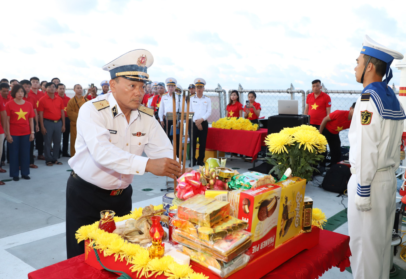 Chuẩn Đô đốc Phạm Văn Quang dâng hương tưởng nhớ công lao to lớn của các Anh hùng liệt sĩ hy sinh tại Quần đảo Trường Sa của Tổ quốc.