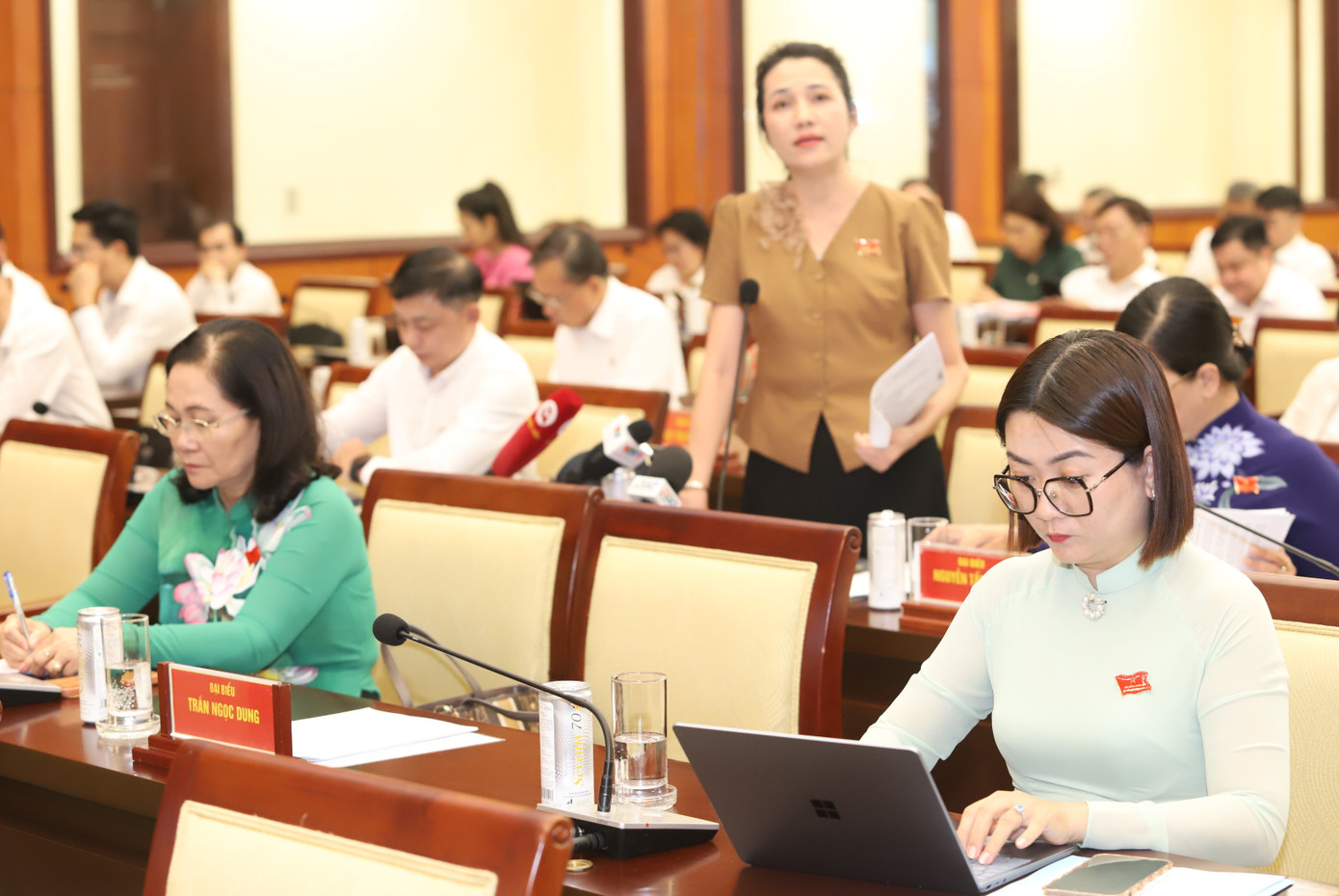 Thư ký phiên thảo luận tổ tổng hợp ý kiến trao đổi của đại biểu tại kỳ họp. Thư ký phiên thảo luận tổ tổng hợp ý kiến trao đổi của đại biểu tại kỳ họp.