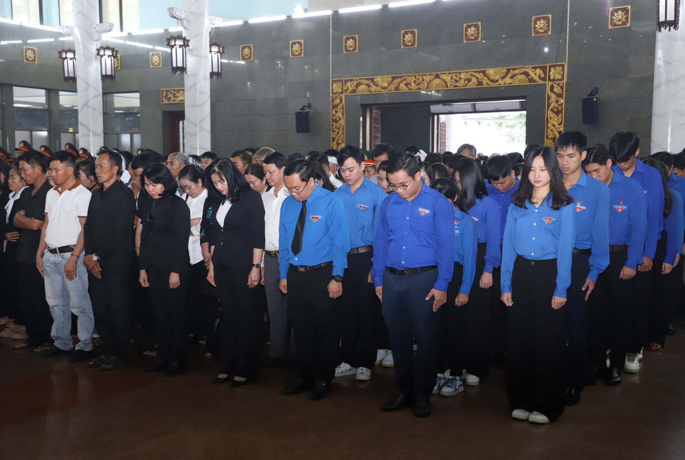 Đại diện Quân ủy Trung ương, Bộ Quốc phòng, Bộ Tư lệnh Quân khu 7, lãnh đạo TPHCM cùng tuổi trẻ cả nước mặc niệm các chiến sĩ đã hy sinh. Đại diện Quân ủy Trung ương, Bộ Quốc phòng, Bộ Tư lệnh Quân khu 7, lãnh đạo TPHCM cùng tuổi trẻ cả nước mặc niệm các chiến sĩ đã hy sinh.