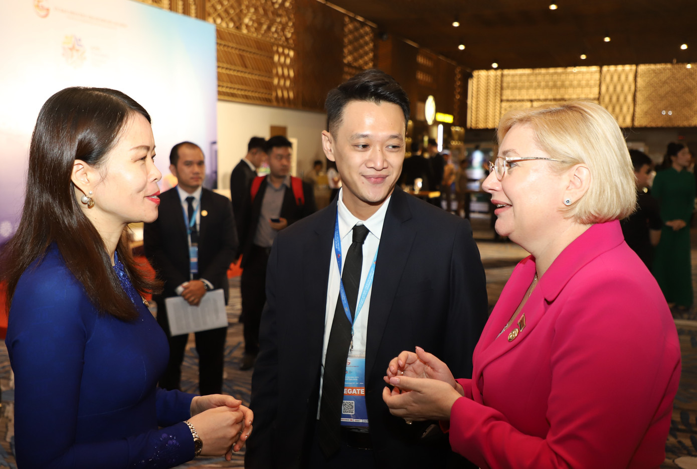 Thứ trưởng Bộ Ngoại giao Nguyễn Minh Hằng (bên trái) trao đổi bên lề cùng đại diện chính quyền, tổ chức quốc tế. Thứ trưởng Bộ Ngoại giao Nguyễn Minh Hằng (bên trái) trao đổi bên lề cùng đại diện chính quyền, tổ chức quốc tế.