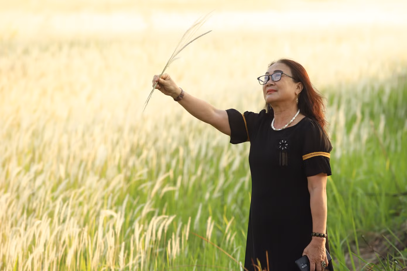 Cả những người lớn tuổi cũng mê mẩn nét đẹp thôn dã của đồng cỏ lau.