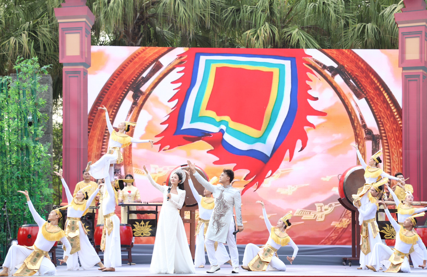 Tiết mục văn nghệ ngợi ca công lao to lớn của các vị tiền nhân có công dựng nước. Ảnh: Ngô Tùng. Tiết mục văn nghệ ngợi ca công lao to lớn của các vị tiền nhân có công dựng nước. Ảnh: Ngô Tùng.