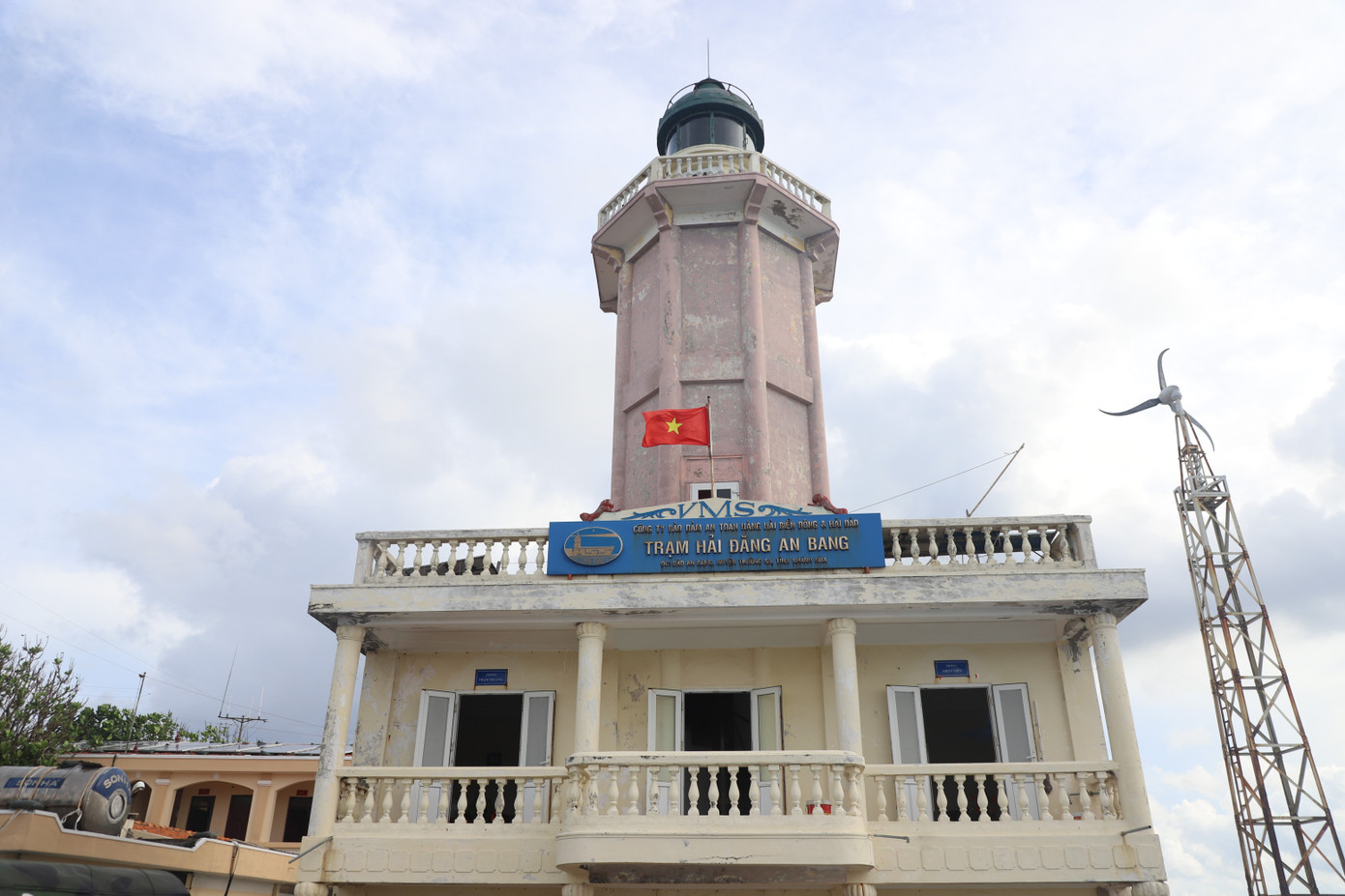 Quốc kỳ tung bay tại Trạm Hải đăng đảo An Bang.