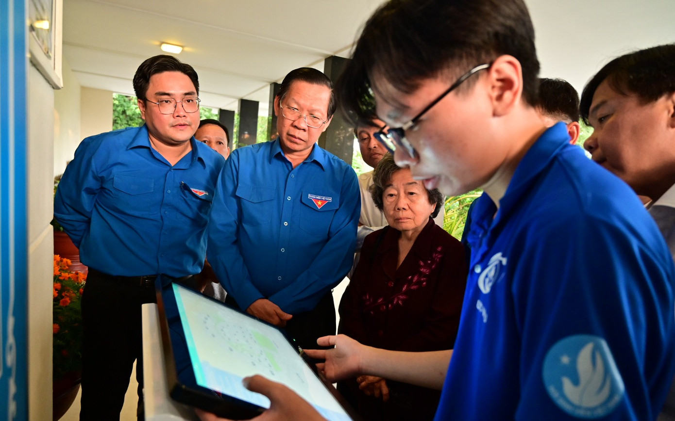 Trước đó, các bạn trẻ giới thiệu với lãnh đạo thành phố công trình tra cứu thông tin mộ liệt sĩ do Đoàn Sở Lao động - Thương binh và Xã hội thực hiện. Ảnh: Quốc Thanh