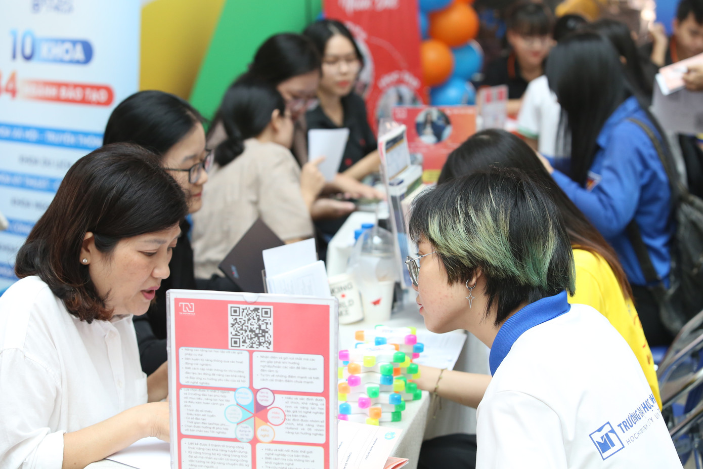 Các bạn sinh viên tham gia, trải nghiệm các hoạt động của ngày hội.