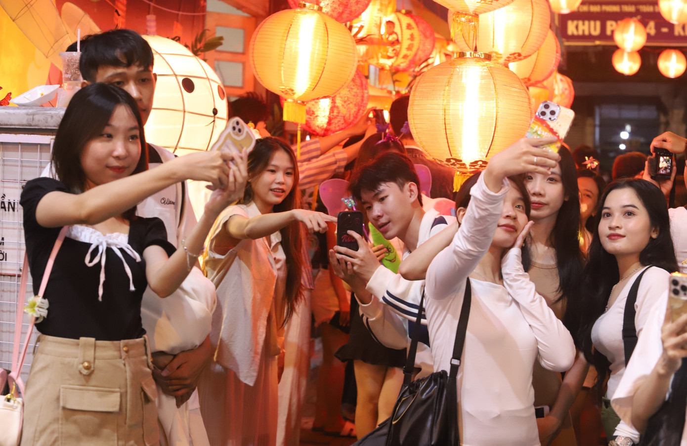 Khu vực trưng bày hàng chục đèn lồng cổ kính cỡ lớn luôn thu hút hàng trăm bạn trẻ đến check-in lưu niệm.