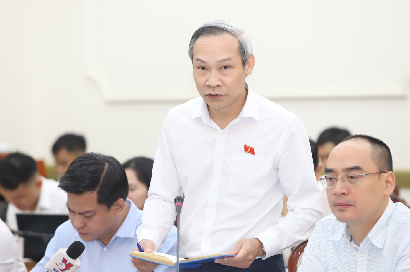 Ông Phan Đức Hiếu trao đổi tại buổi giám sát. Ảnh: Ngô Tùng