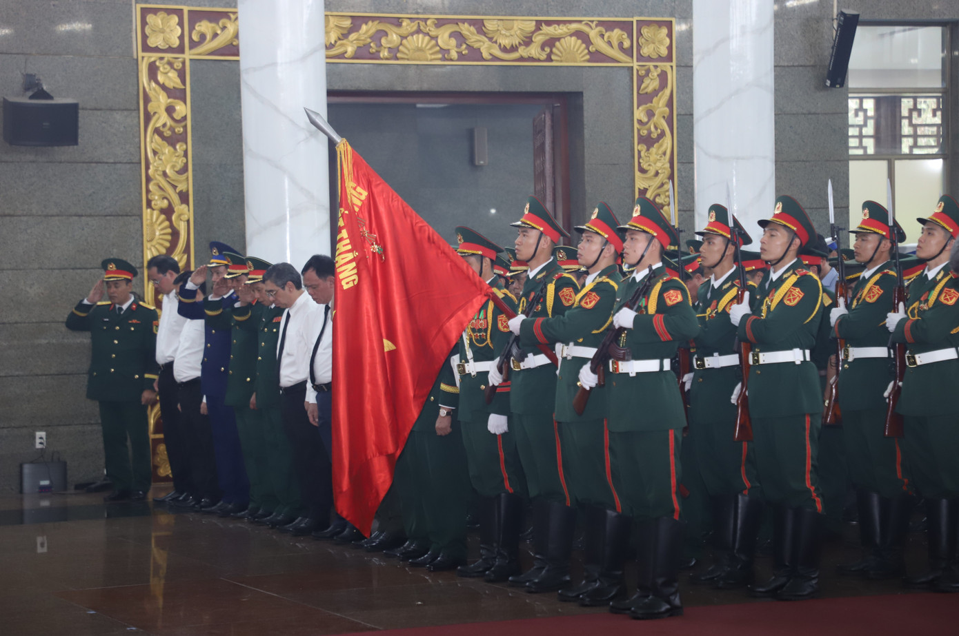 Đại diện Quân ủy Trung ương, Bộ Quốc phòng, Bộ Tư lệnh Quân khu 7, lãnh đạo TPHCM cùng tuổi trẻ cả nước mặc niệm các chiến sĩ đã hy sinh. Đại diện Quân ủy Trung ương, Bộ Quốc phòng, Bộ Tư lệnh Quân khu 7, lãnh đạo TPHCM cùng tuổi trẻ cả nước mặc niệm các chiến sĩ đã hy sinh.