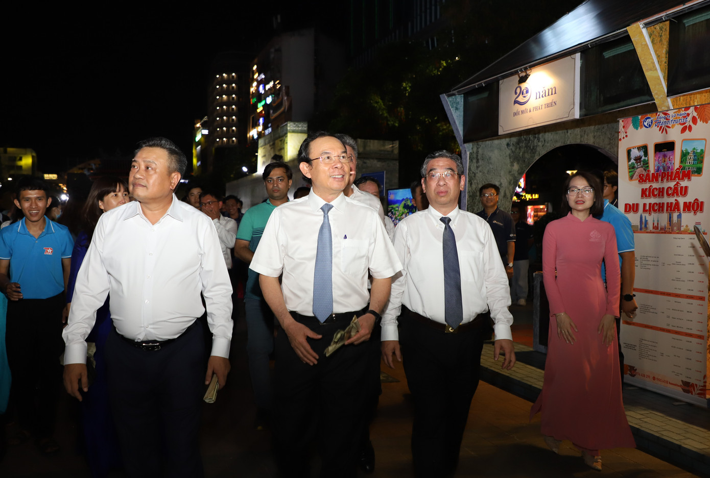 Trước chương trình nghệ thuật, lãnh đạo TPHCM và Hà Nội cùng tham quan, theo dõi các triển lãm, không gian trưng bày in đậm bản sắc thủ đô văn hiến.