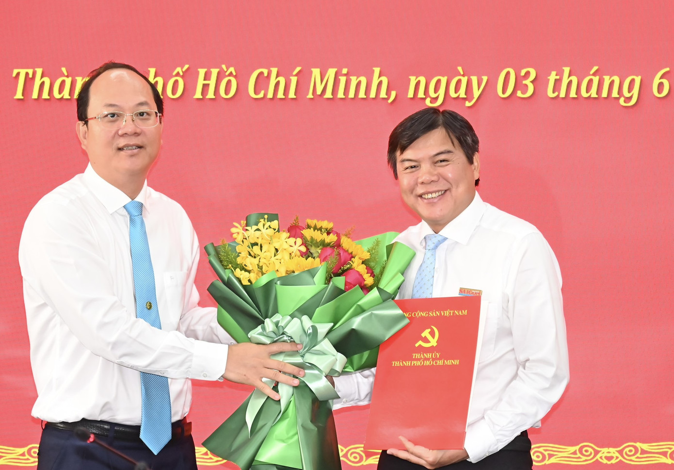 Phó Bí thư Thường trực Thành ủy TPHCM Nguyễn Hồ Hải (bên trái) trao quyết định và hoa chúc mừng ông Tăng Hữu Phong (Ảnh: SGGP) Phó Bí thư Thường trực Thành ủy TPHCM Nguyễn Hồ Hải (bên trái) trao quyết định và hoa chúc mừng ông Tăng Hữu Phong (Ảnh: SGGP)