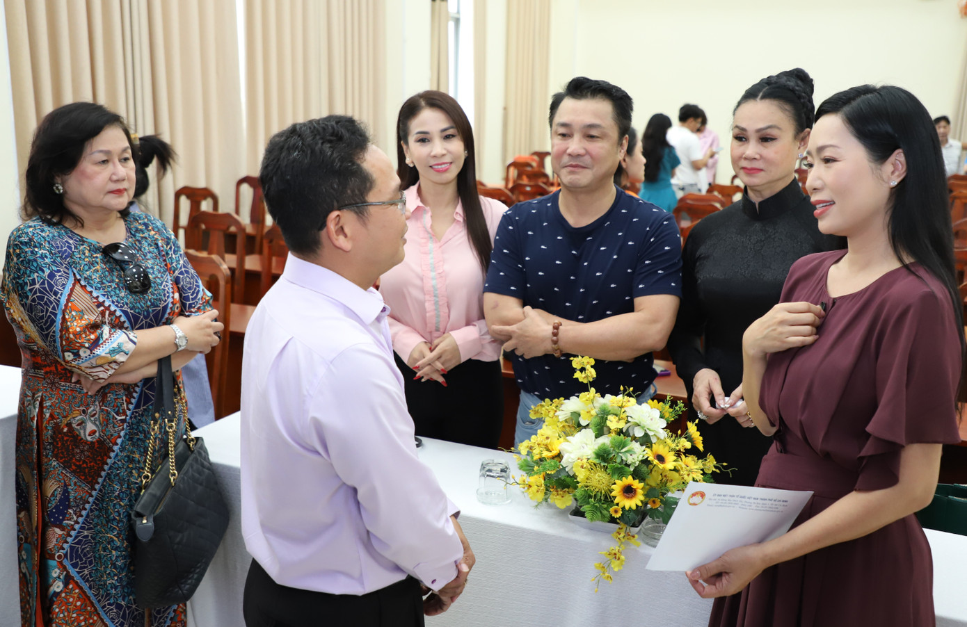Các nghệ sĩ trò chuyện với Phó Chủ tịch Ủy ban MTTQ Việt Nam TPHCM Phạm Minh Tuấn.