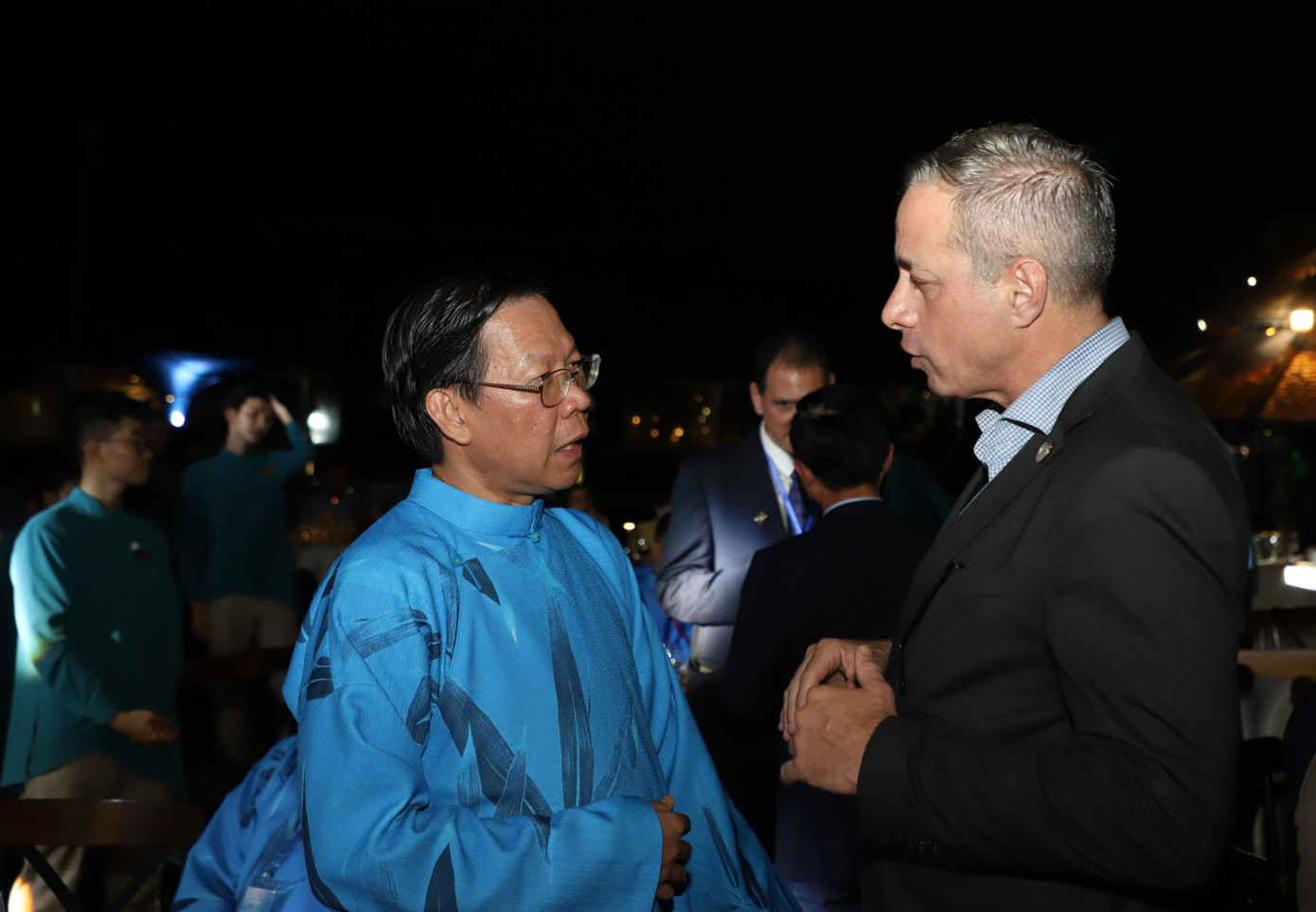 Trong chương trình, Chủ tịch UBND TPHCM Phan Văn Mãi cũng có dịp trao đổi với các quan khách quốc tế. Ảnh: Ngô Tùng.