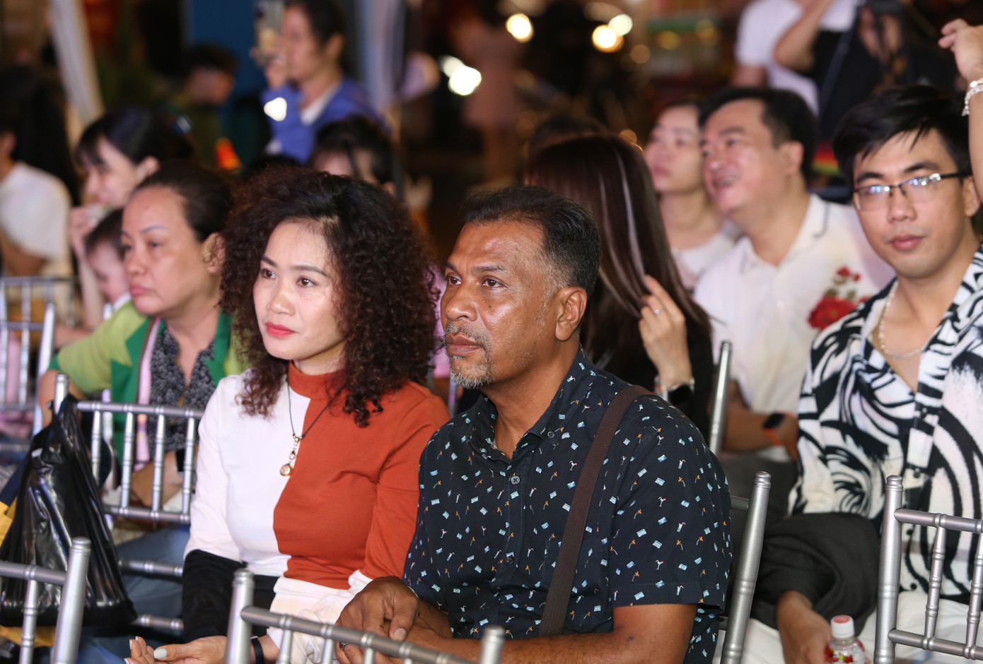 Khán giả, bạn đọc trong và ngoài nước cùng đến với chương trình.