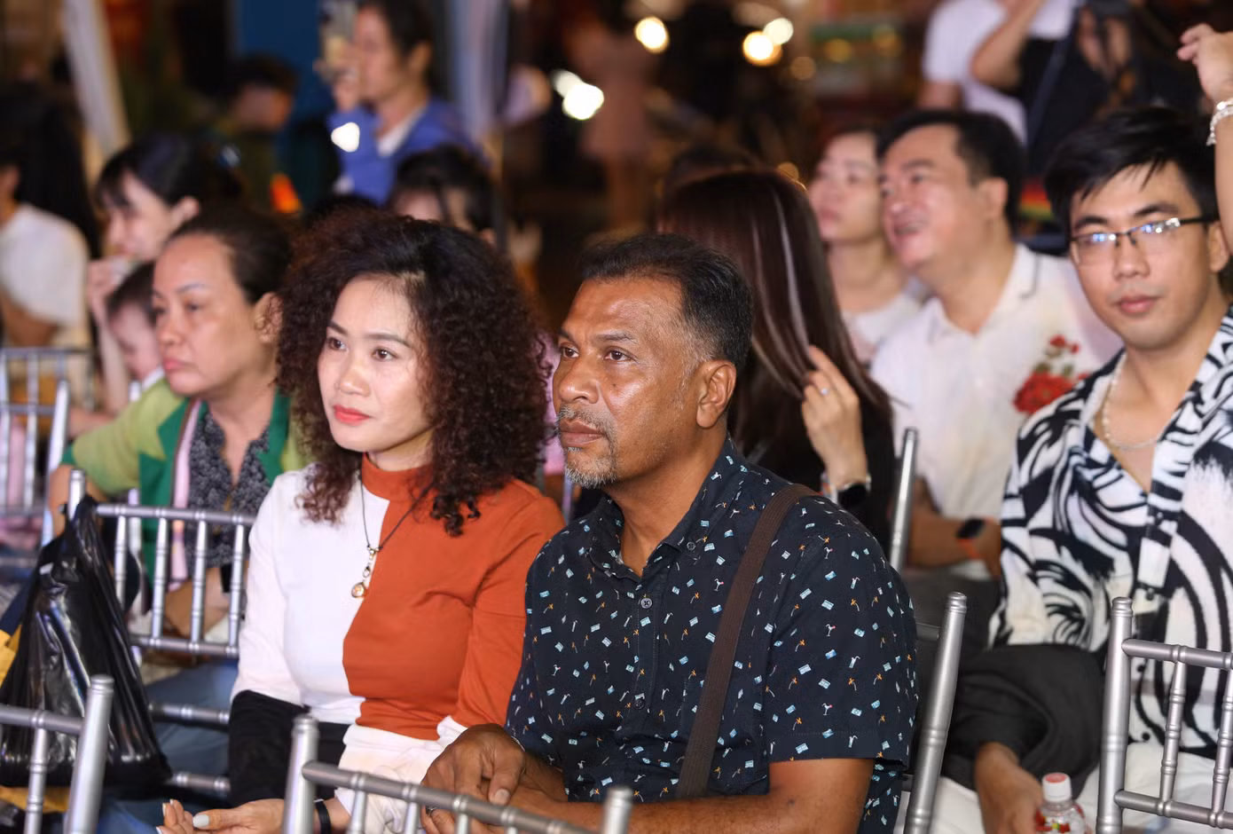 Khán giả, bạn đọc trong và ngoài nước cùng đến với chương trình.