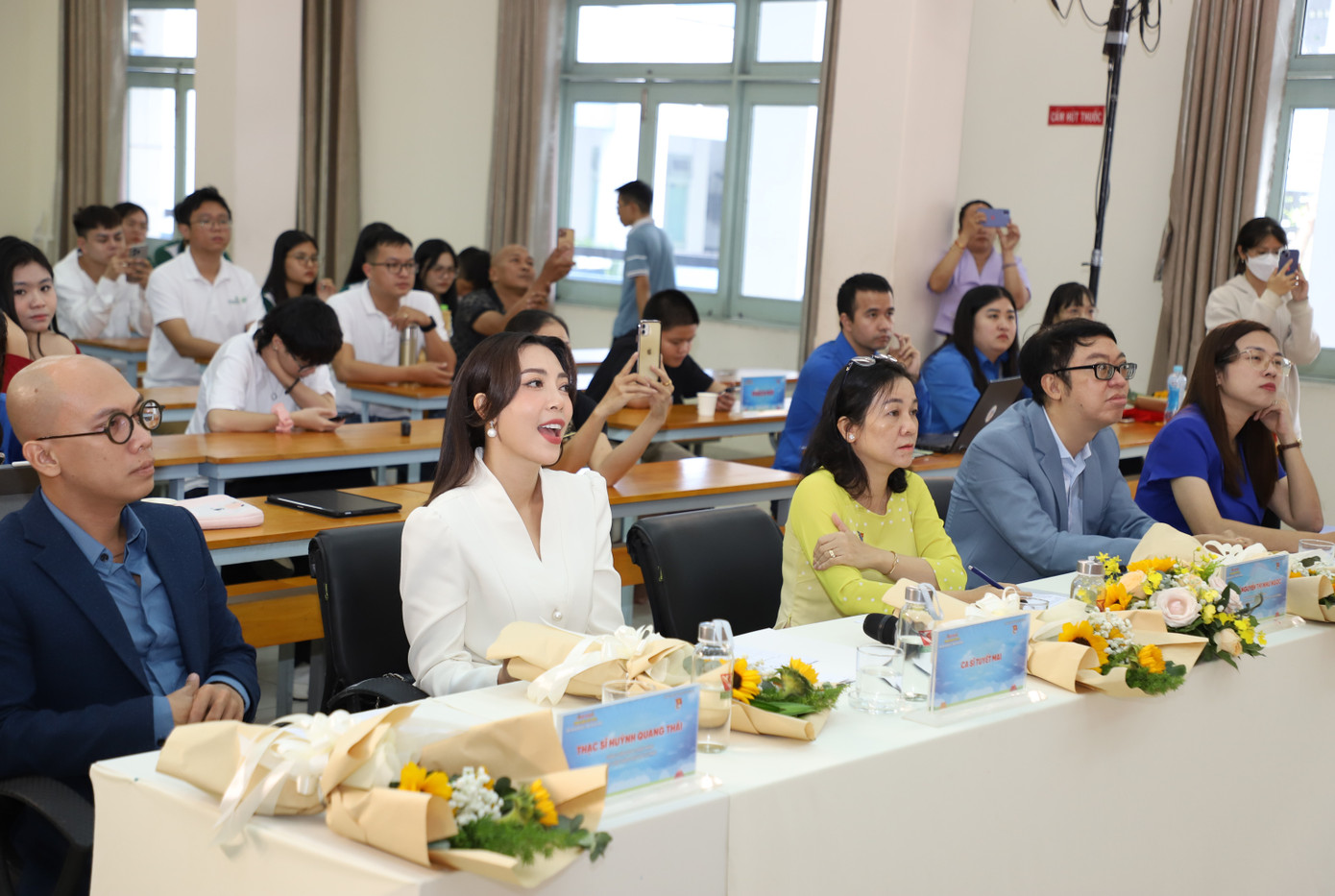 Các giám khảo góp ý, trao đổi chuyên môn tại vòng thi. Các giám khảo góp ý, trao đổi chuyên môn tại vòng thi.