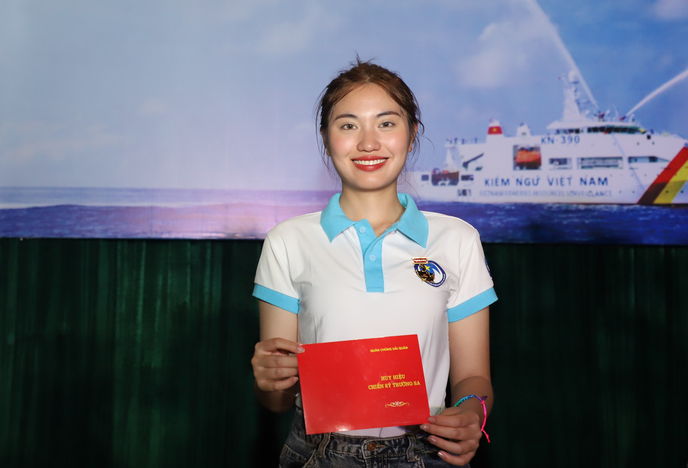 Huyền Mai đón nhận Huy hiệu Chiến sĩ Trường Sa của Quân chủng Hải quân.