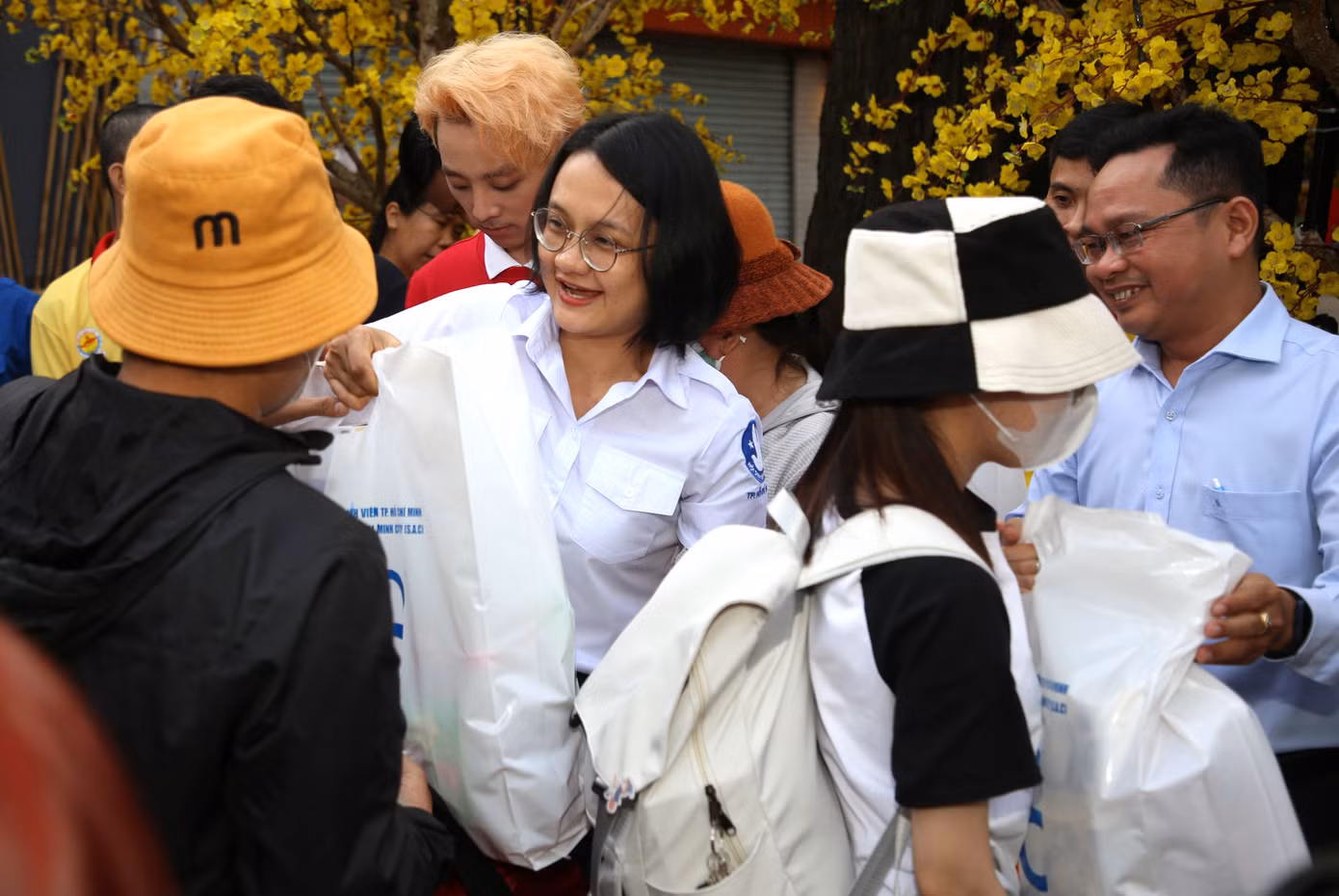 Chị Trần Thu Hà cùng lãnh đạo các sở ngành thành phố gửi món quà ấm áp đến các bạn sinh viên, người lao động trước lúc lên xe về quê.