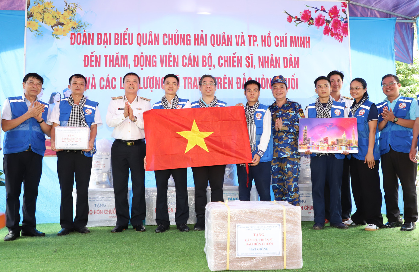 Đoàn công tác của TPHCM và Quân chủng Hải quân gửi tặng những món quà ý nghĩa dành tặng các lực lượng trên đảo Hòn Chuối. Đoàn công tác của TPHCM và Quân chủng Hải quân gửi tặng những món quà ý nghĩa dành tặng các lực lượng trên đảo Hòn Chuối.