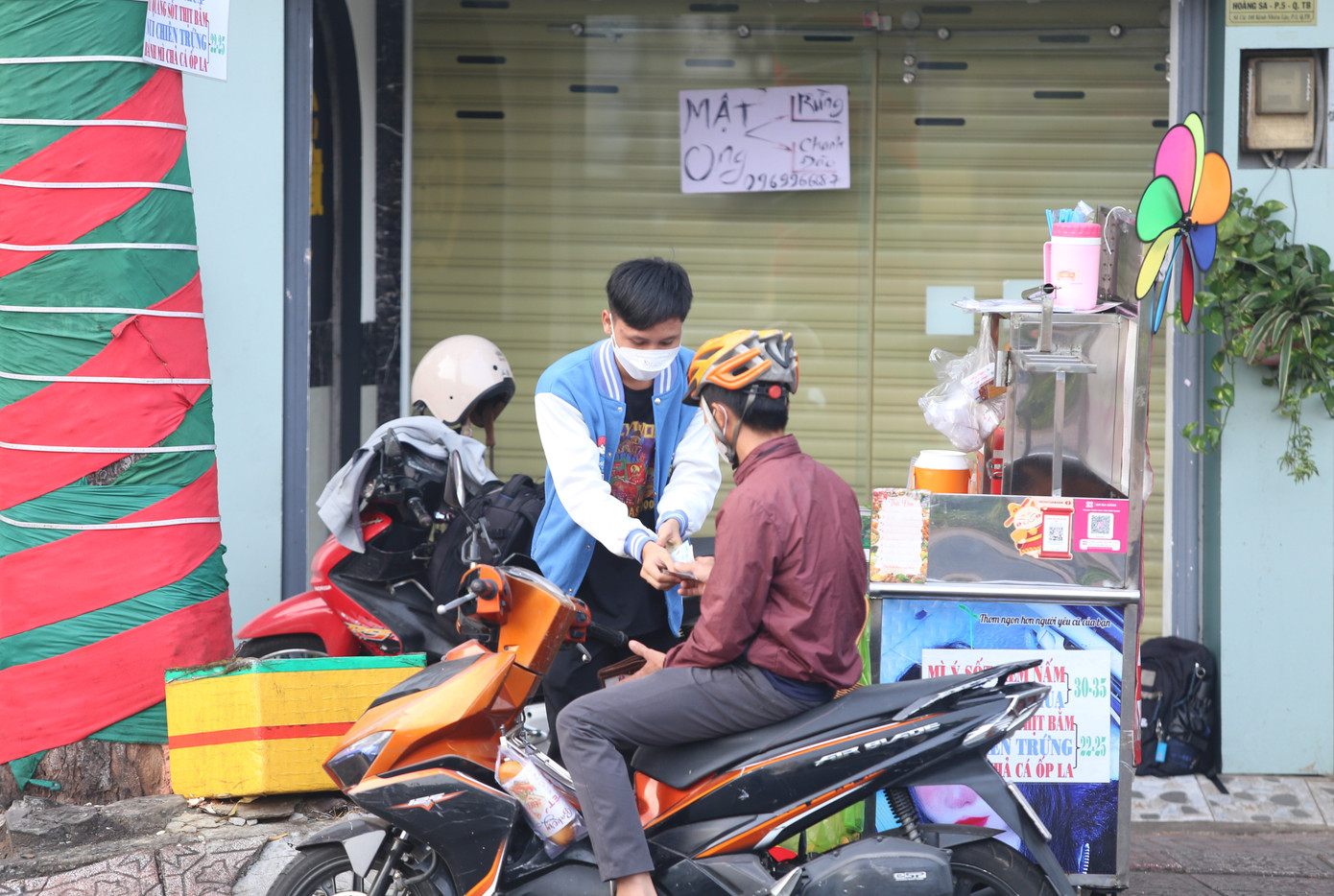 Hiện tại, chàng sinh viên năm nhất đang làm việc bán thời gian ngoài thời giờ học tập ở trường. Từ khoảng 6h đến 10h30 các buổi sáng (4 buổi/một tuần), cậu "đứng chân" tại đường Hoàng Sa (phường 5, quận Tân Bình) để bán bánh mì cho người đi đường.