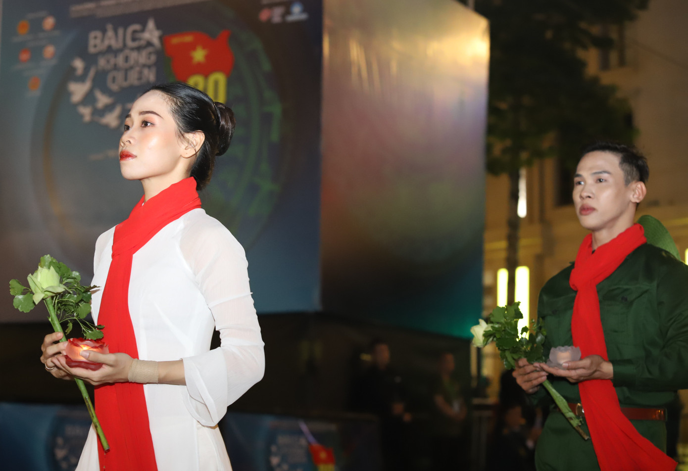 Đất nước mãi tôn vinh người lính Bộ đội Cụ Hồ với những phẩm chất cao đẹp vì nhân dân quên mình, vì nhân dân hy sinh. Đất nước mãi tôn vinh người lính Bộ đội Cụ Hồ với những phẩm chất cao đẹp vì nhân dân quên mình, vì nhân dân hy sinh.