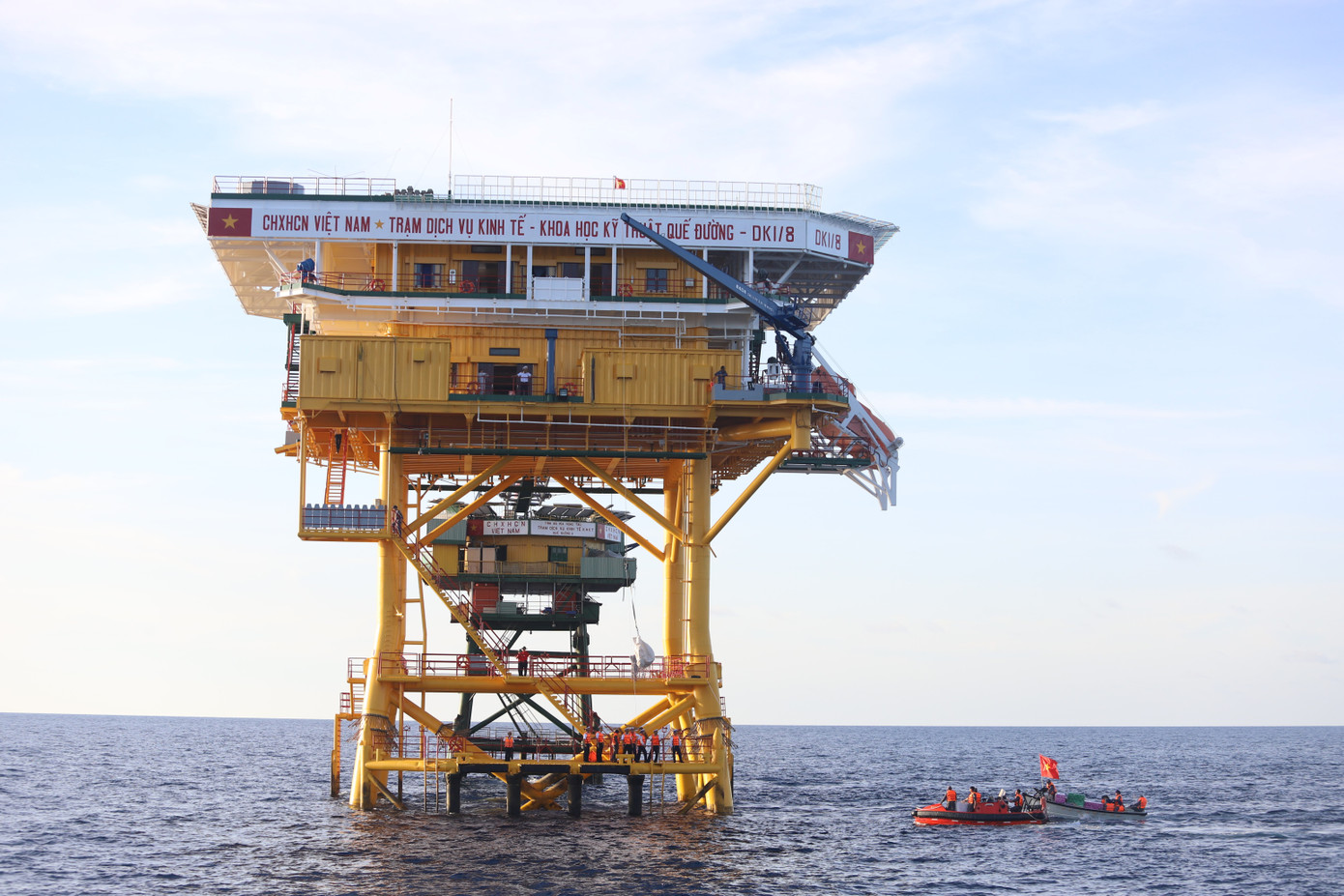 Những năm qua, Quân chủng Hải quân cùng các cơ quan, đơn vị đã tổ chức rất nhiều chuyến đi thăm, động viên quân và dân các đảo, nhà giàn trên thềm lục địa phía Nam để qua đây tiếp tục hỗ trợ, sẻ chia với quân dân ta nơi khơi xa.