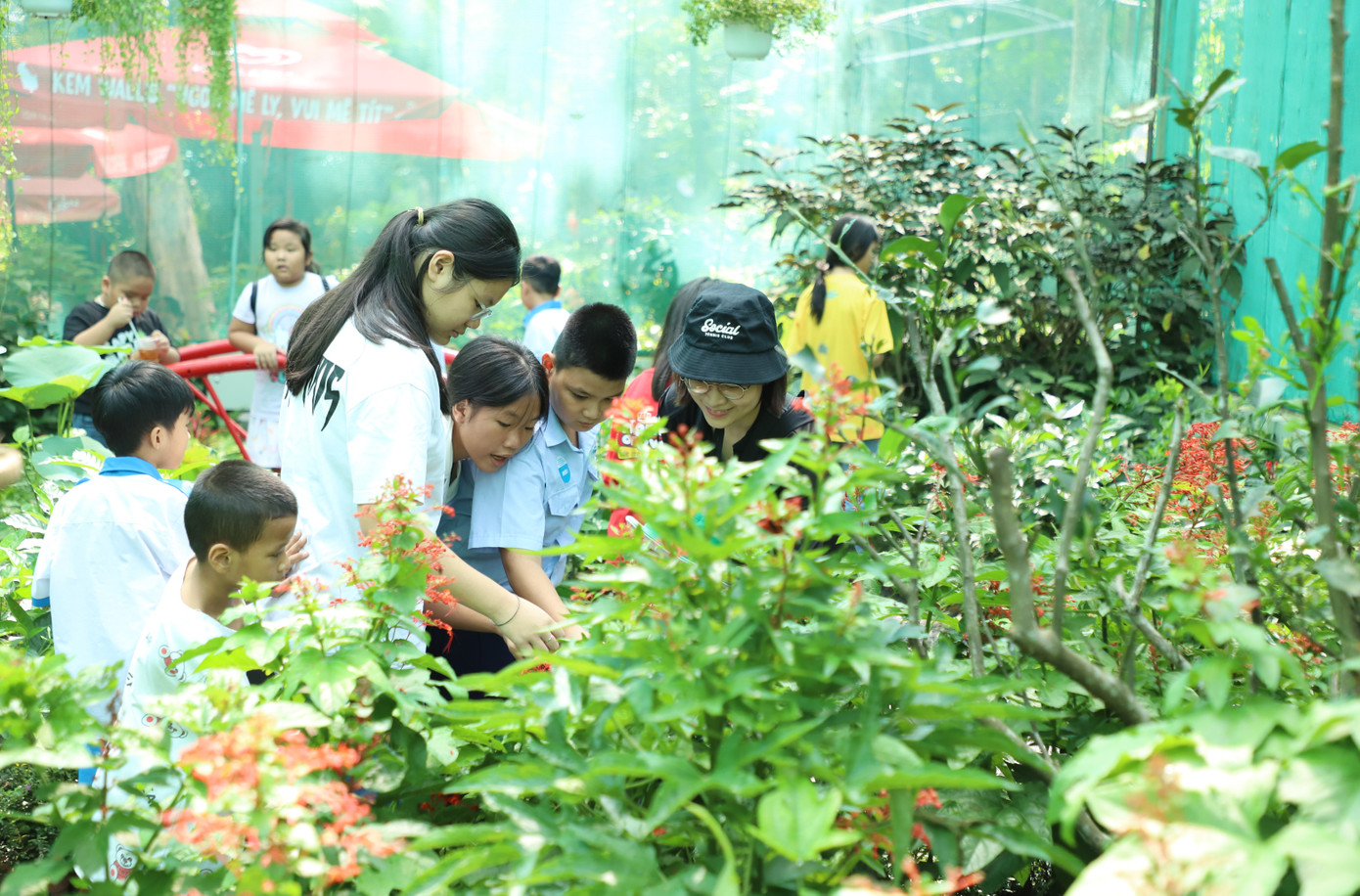 150 em nhỏ cùng tham quan, trải nghiệm không gian sinh sống, cư trú của các loài động thực vật quý hiếm tại Thảo Cầm Viên Sài Gòn.