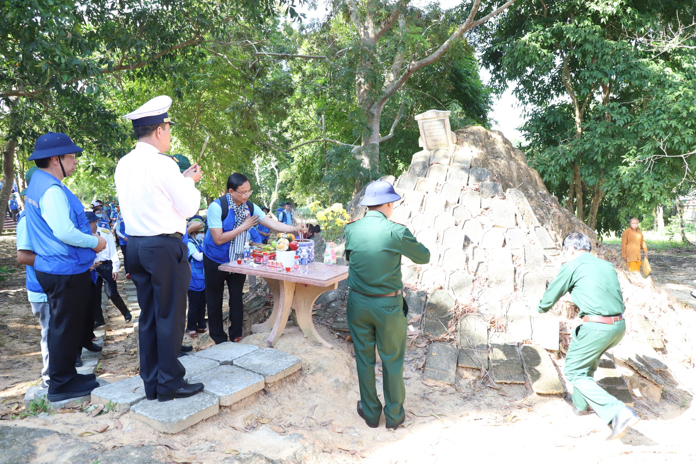 Các thành viên đoàn công tác tưởng nhớ công ơn to lớn của các liệt sĩ đã ngã xuống vì sự nghiệp xây dựng, bảo vệ Tổ quốc.
