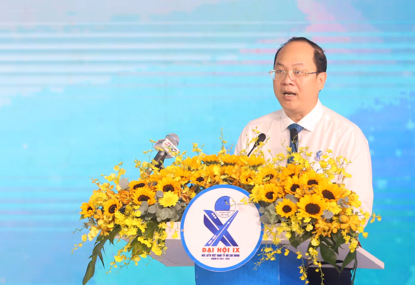 Gửi gắm với thế hệ trẻ, Phó Bí thư Thường trực Thành ủy TPHCM Nguyễn Hồ Hải nói trong bối cảnh hiện nay, việc xây dựng Hội vững mạnh, thật sự là tổ chức của thanh niên, do thanh niên, vì thanh niên là hết sức nặng nề. Do đó, các lãnh đạo Hội phải đào sâu suy nghĩ, không ngừng đổi mới nội dung và phương thức hoạt động để không đi chậm, không thụt lùi với nhu cầu và các xu hướng của thanh niên. “Trước hết là đổi mới hoạt động liên kết, phát huy các thành viên tập thể Hội, mở rộng mặt trận đoàn kết thanh niên theo ngành nghề, thành phần xã hội với những hoạt động thật sự ý nghĩa, làm cầu nối thu hút thanh niên đang học tập, lao động, làm việc trên mọi lĩnh vực, thanh niên là tín đồ tôn giáo, dân tộc thiểu số, kiều bào”, ông Hải đề nghị.