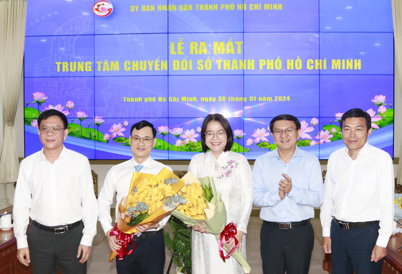 Giám đốc Sở TT&TT TPHCM Lâm Đình Thắng (thứ hai từ phải qua) trao hoa chúc mừng lãnh đạo Trung tâm Chuyển đổi số TPHCM. Ảnh: CTV Giám đốc Sở TT&TT TPHCM Lâm Đình Thắng (thứ hai từ phải qua) trao hoa chúc mừng lãnh đạo Trung tâm Chuyển đổi số TPHCM. Ảnh: CTV