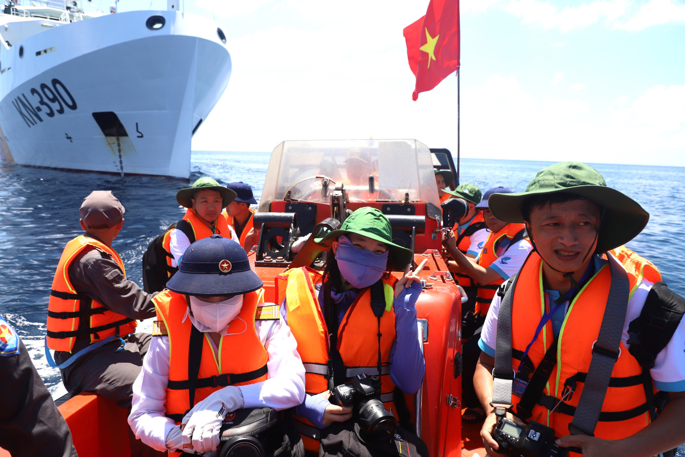 Trong đoàn, nhiều thành viên là phóng viên, biên tập viên các cơ quan báo chí đã sôi nổi, năng nổ ghi nhận, thu thập nhiều thông tin có giá trị để chuyển tải đến bạn đọc. Đây là một trong những cơ hội đặc biệt mà nhiều người làm báo khát khao được trải nghiệm. Trong đoàn, nhiều thành viên là phóng viên, biên tập viên các cơ quan báo chí đã sôi nổi, năng nổ ghi nhận, thu thập nhiều thông tin có giá trị để chuyển tải đến bạn đọc. Đây là một trong những cơ hội đặc biệt mà nhiều người làm báo khát khao được trải nghiệm.