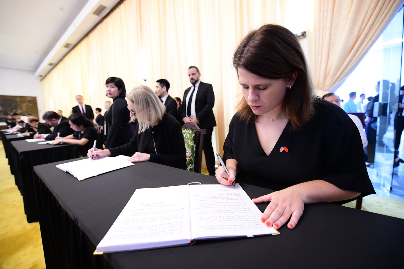 Đại diện các đoàn ngoại giao tại TPHCM viết sổ tang tưởng niệm Tổng Bí thư Nguyễn Phú Trọng.