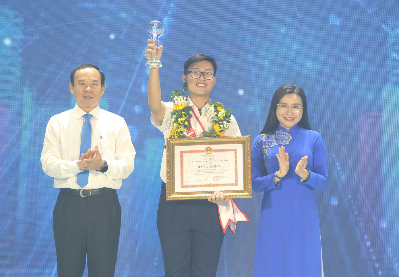 Ủy viên Bộ Chính trị, Bí thư Thành ủy TPHCM Nguyễn Văn Nên cùng Bí thư Trung ương Đoàn Nguyễn Phạm Duy Trang trao bằng khen vinh danh em Lê Minh Đức. Ảnh: Ngô Tùng Ủy viên Bộ Chính trị, Bí thư Thành ủy TPHCM Nguyễn Văn Nên cùng Bí thư Trung ương Đoàn Nguyễn Phạm Duy Trang trao bằng khen vinh danh em Lê Minh Đức. Ảnh: Ngô Tùng