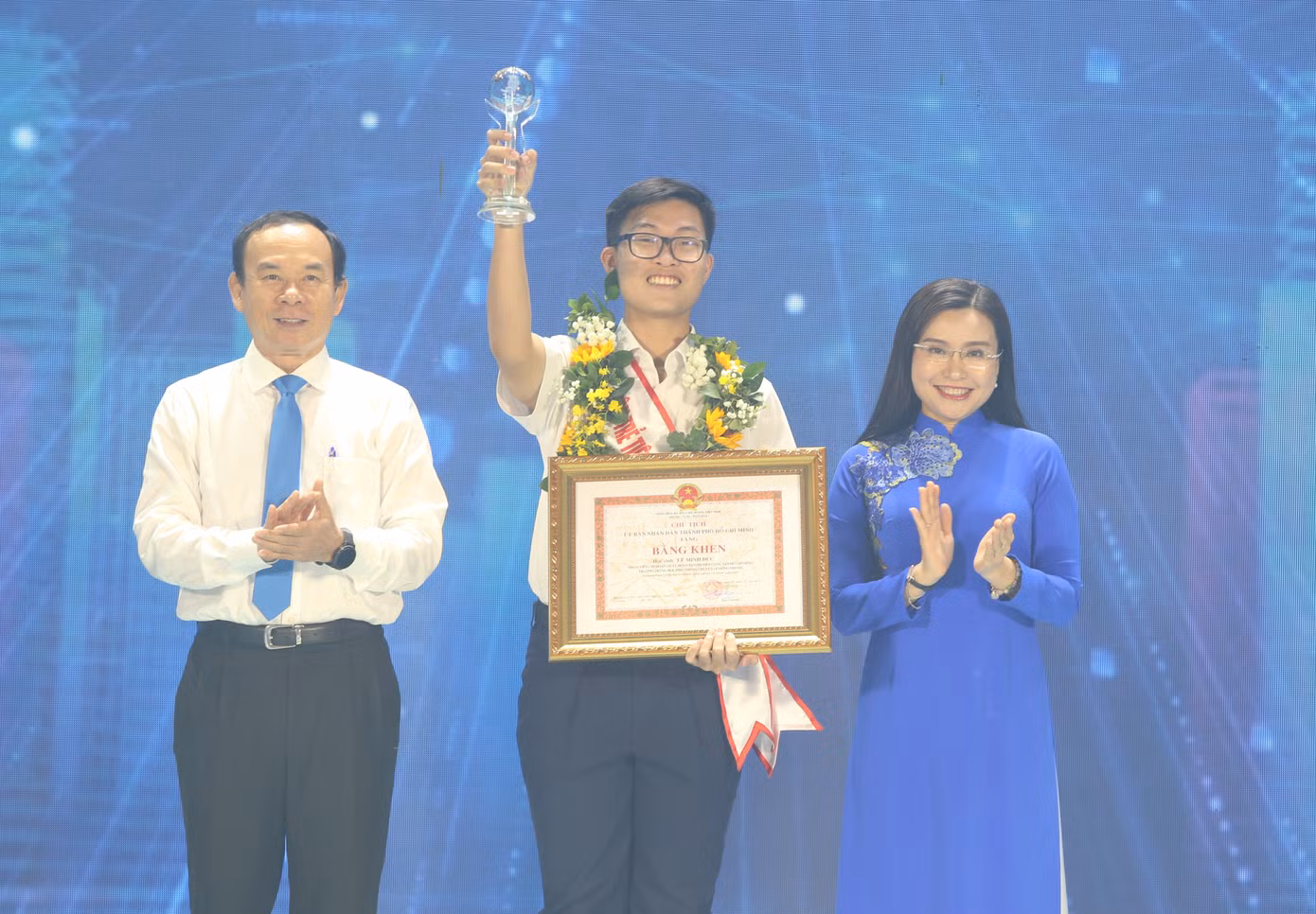 Ủy viên Bộ Chính trị, Bí thư Thành ủy TPHCM Nguyễn Văn Nên cùng Bí thư Trung ương Đoàn Nguyễn Phạm Duy Trang trao bằng khen vinh danh em Lê Minh Đức. Ảnh: Ngô Tùng Ủy viên Bộ Chính trị, Bí thư Thành ủy TPHCM Nguyễn Văn Nên cùng Bí thư Trung ương Đoàn Nguyễn Phạm Duy Trang trao bằng khen vinh danh em Lê Minh Đức. Ảnh: Ngô Tùng