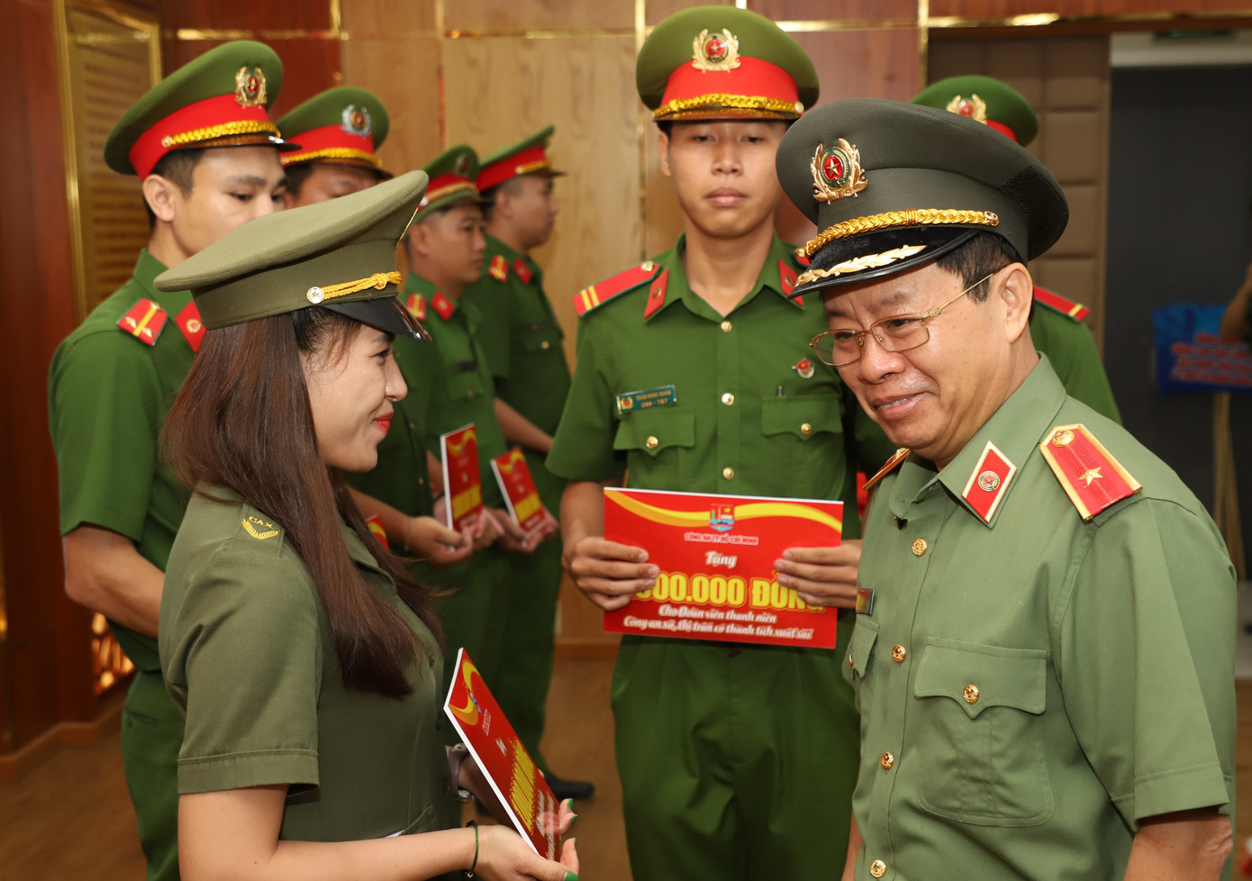 Lãnh đạo CATP trao quà động viên các gương công an xã tiêu biểu đang công tác tại địa bàn cơ sở.