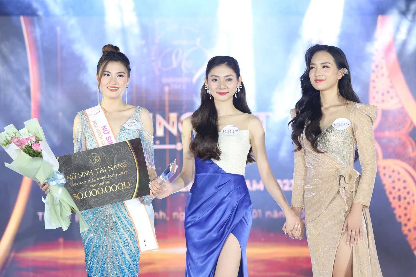 Không khí hồi hộp trước lúc công bố ngôi vị Hoa khôi cuộc thi.