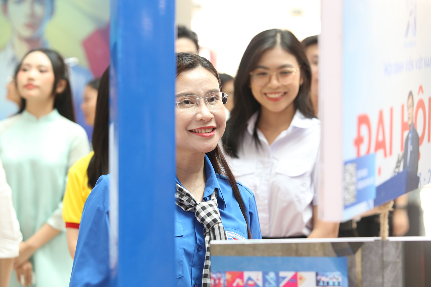 Bí thư T.Ư Đoàn Nguyễn Phạm Duy Trang theo dõi triển lãm thông tin về truyền thống HSSV và Hội Sinh viên.