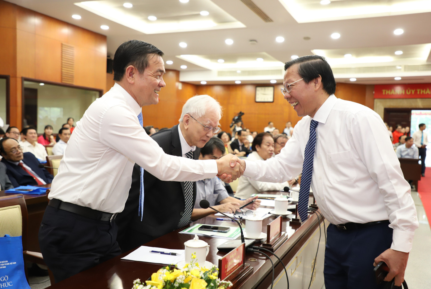 Chủ tịch UBND TPHCM Phan Văn Mãi cùng cán bộ chủ chốt thành phố tại một cuộc họp mới đây. Ảnh: Ngô Tùng