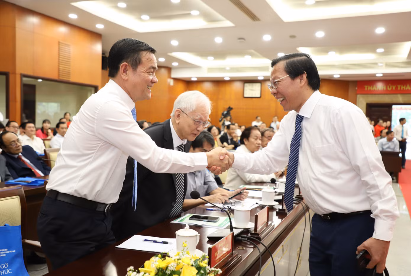 Chủ tịch UBND TPHCM Phan Văn Mãi cùng cán bộ chủ chốt thành phố tại một cuộc họp mới đây. Ảnh: Ngô Tùng