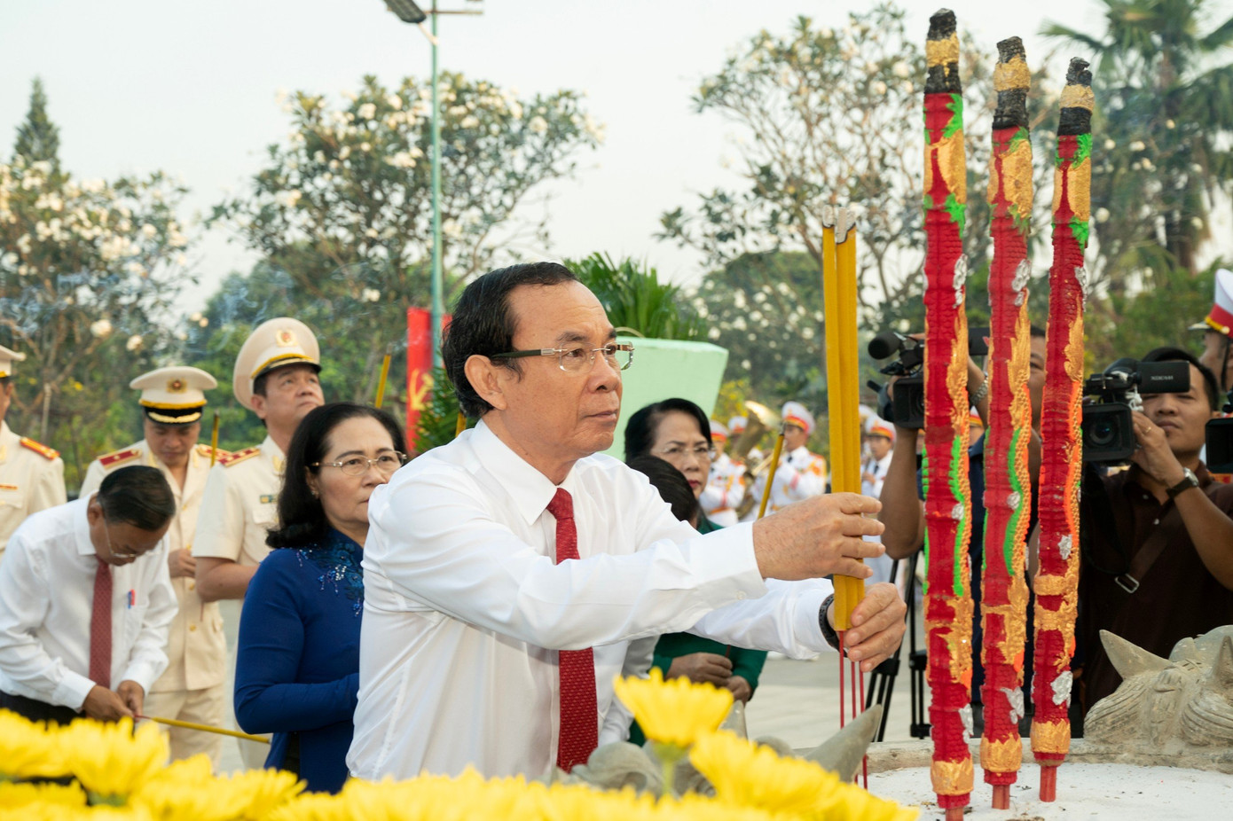 Bí thư Thành ủy TPHCM Nguyễn Văn Nên dâng hương tri ân. Ảnh: Quốc Thanh