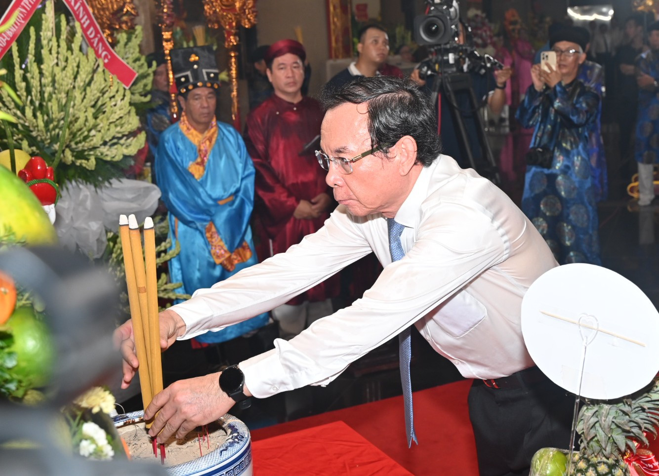 Bí thư Thành ủy TPHCM Nguyễn Văn Nên dâng hương tưởng nhớ các vị Vua Hùng. Ảnh: Quốc Thanh. Bí thư Thành ủy TPHCM Nguyễn Văn Nên dâng hương tưởng nhớ các vị Vua Hùng. Ảnh: Quốc Thanh.