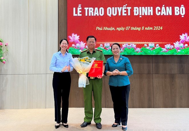 Chủ nhiệm Ủy ban Kiểm tra Thành ủy TPHCM Trần Kim Yến (phải) cùng Bí thư Quận ủy Phú Nhuận Phan Thị Thanh Phương trao quyết định và hoa chúc mừng Đại tá Võ Văn Hữu nhận cương vị mới. Ảnh: Thành ủy TPHCM. Chủ nhiệm Ủy ban Kiểm tra Thành ủy TPHCM Trần Kim Yến (phải) cùng Bí thư Quận ủy Phú Nhuận Phan Thị Thanh Phương trao quyết định và hoa chúc mừng Đại tá Võ Văn Hữu nhận cương vị mới. Ảnh: Thành ủy TPHCM.