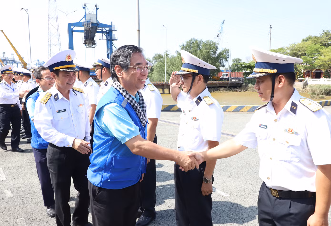 Qua 8 ngày hành trình, đoàn công tác đã vượt qua hơn 1.000 hải lý, đến với quân, dân tại 7 điểm đảo và nhà giàn DK1/10 thuộc vùng biển Tây-Nam. Ảnh: Ngô Tùng