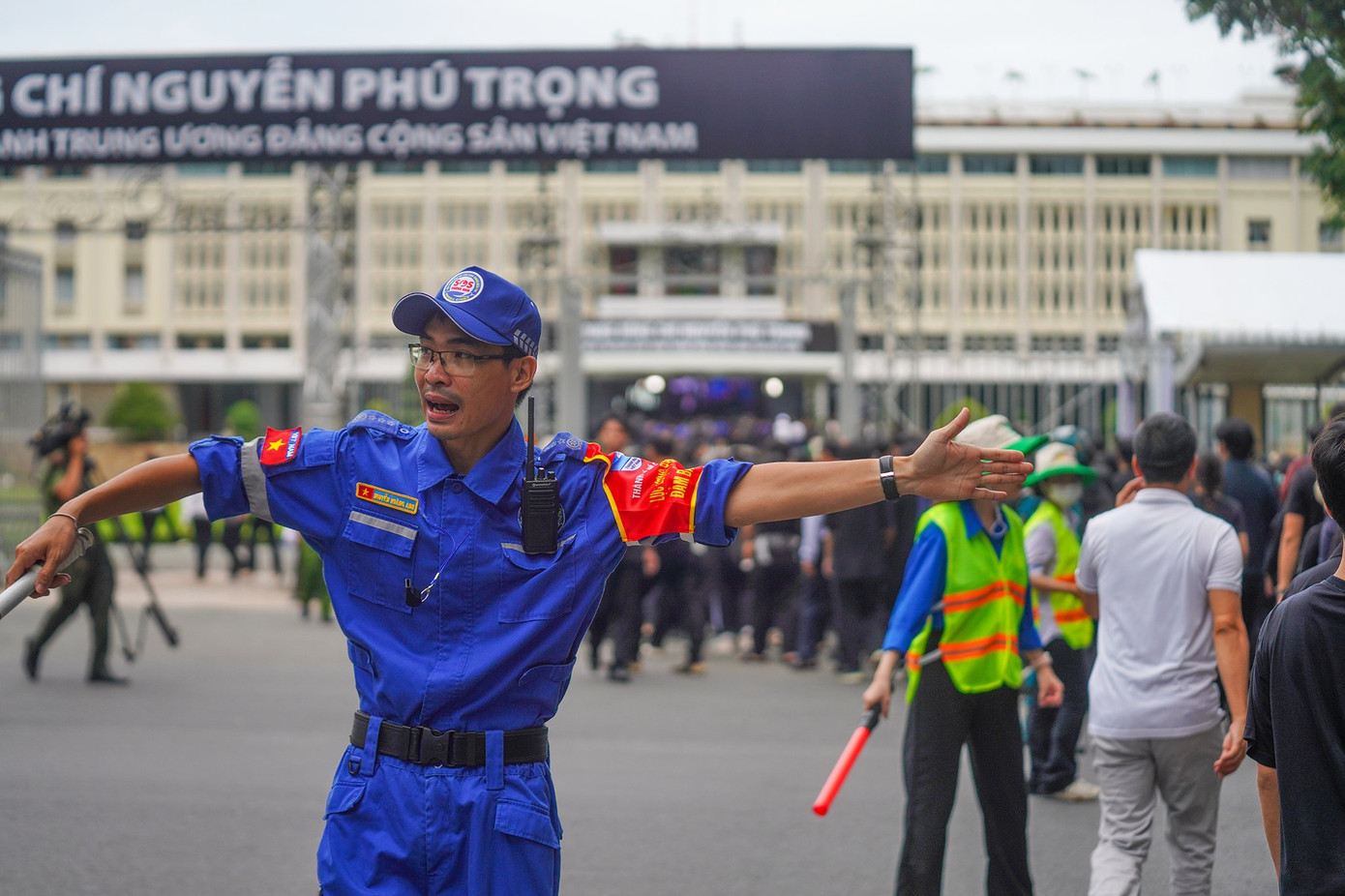 Từng tham gia hỗ trợ nhiều hoạt động khác nhau của thành phố, anh Nguyễn Hoàng Anh cùng các thành viên trong Đội SOS Hướng Nam (trực thuộc Hội Liên hiệp Thanh niên Việt Nam TPHCM) đảm bảo an ninh trật tự xung quanh khu vực Hội trường Thống Nhất.