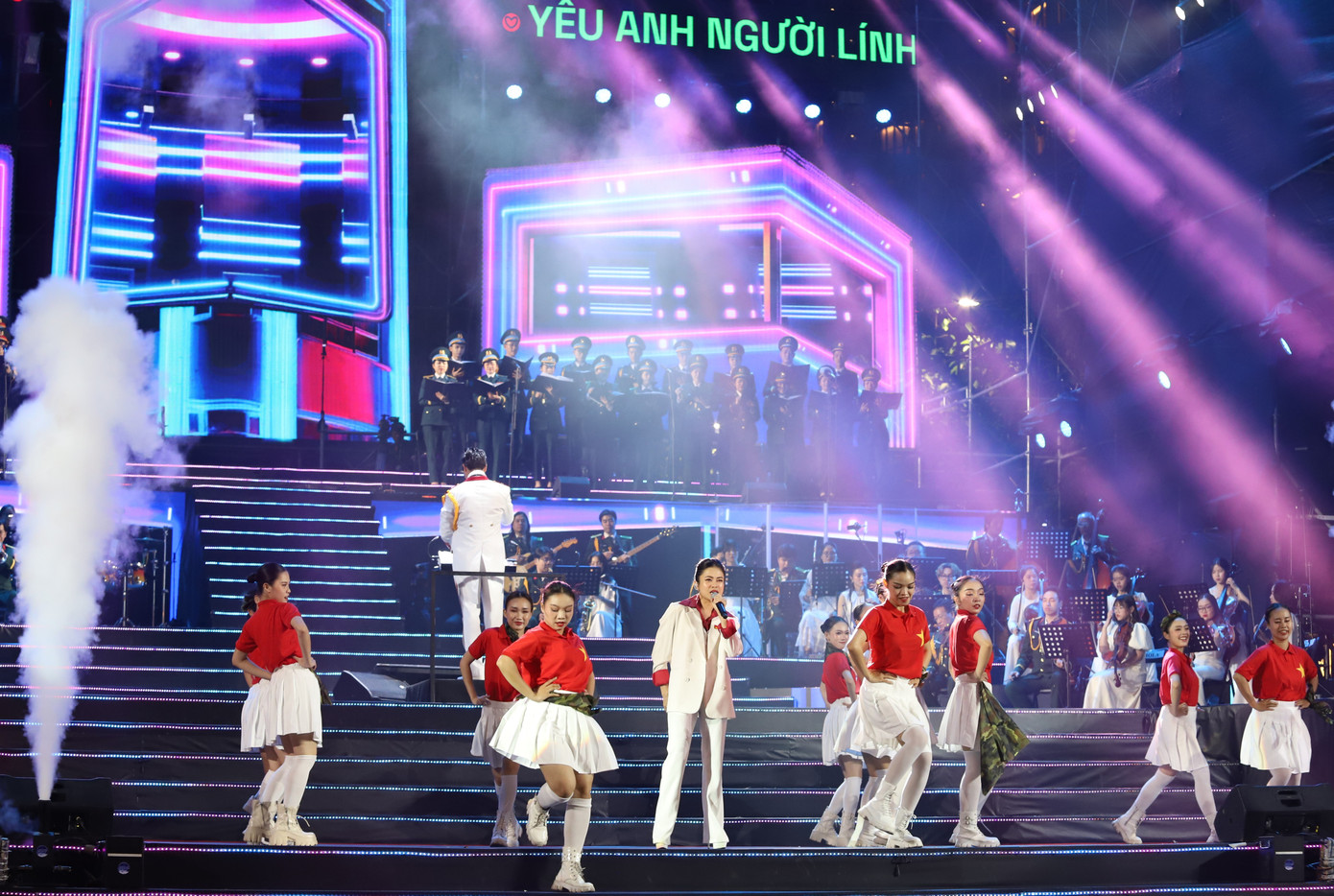 Buổi hòa nhạc lồng ghép những khúc ca hào hùng đi cùng năm tháng, tái hiện hình ảnh cao đẹp của người chiến sĩ QĐND Việt Nam. Buổi hòa nhạc lồng ghép những khúc ca hào hùng đi cùng năm tháng, tái hiện hình ảnh cao đẹp của người chiến sĩ QĐND Việt Nam.