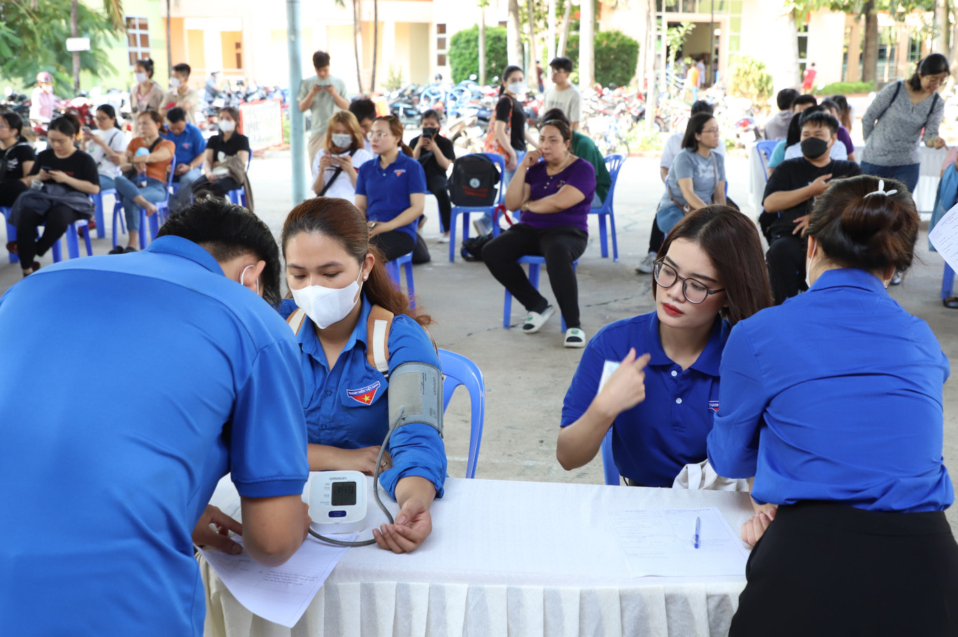 Tại chương trình, trên 100 bạn trẻ và người dân trên địa bàn TP Thủ Đức đến chia sẻ giọt máu tình nguyện. Tại chương trình, trên 100 bạn trẻ và người dân trên địa bàn TP Thủ Đức đến chia sẻ giọt máu tình nguyện.